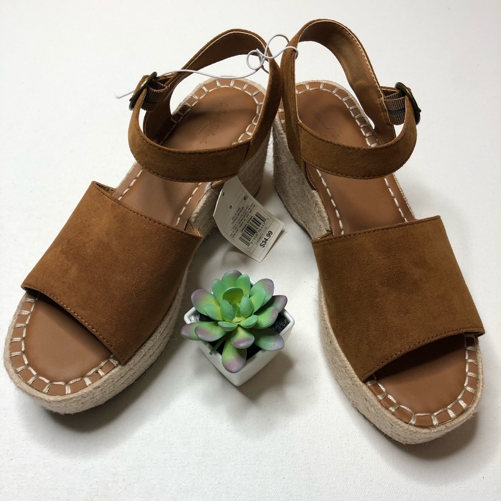 NWT Universal thread cognac Morgan platform sandal